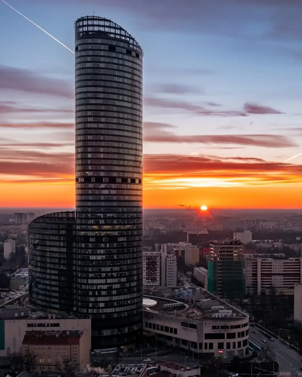 Sky Tower o zachodzie słońca nad Wrocławiem